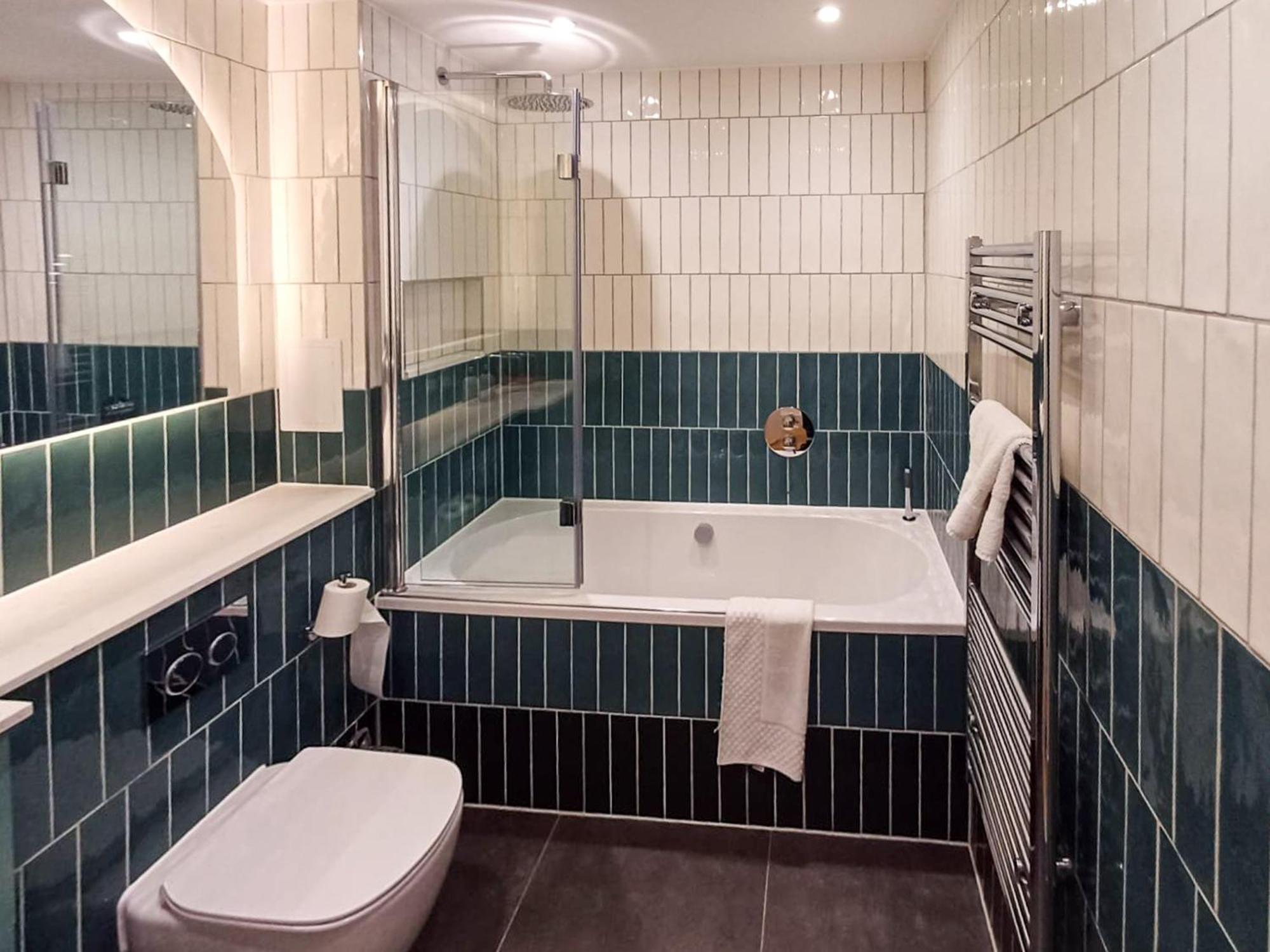 Modern 2-Bedroom, 2-Bathroom Apartment In West Kensington London Eksteriør billede
