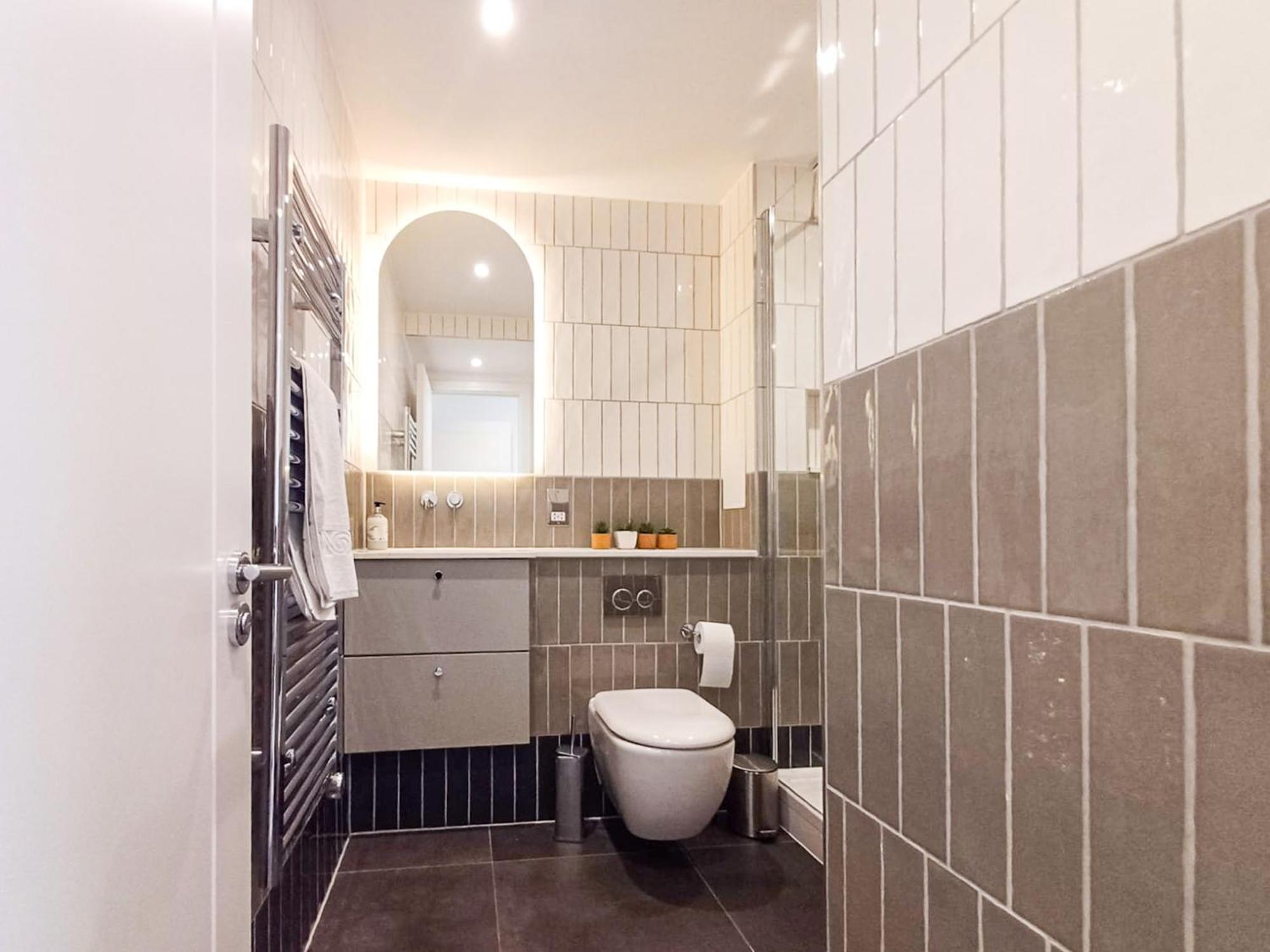 Modern 2-Bedroom, 2-Bathroom Apartment In West Kensington London Eksteriør billede