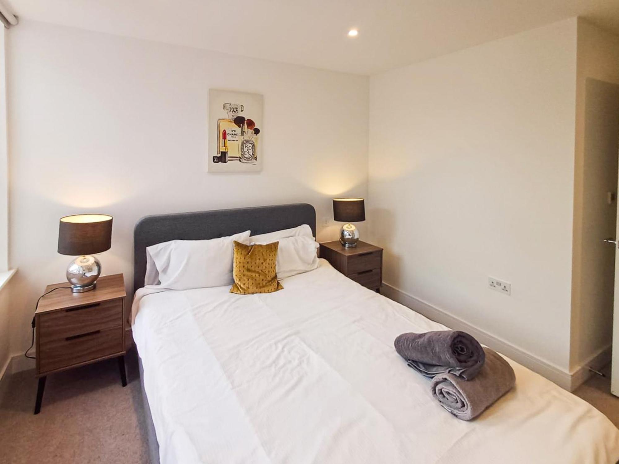 Modern 2-Bedroom, 2-Bathroom Apartment In West Kensington London Eksteriør billede